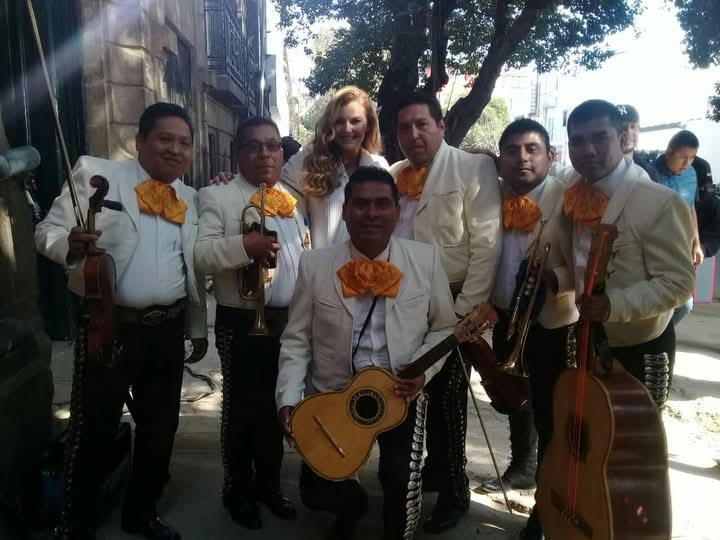 Integrantes del mariachi durante una celebración en CDMX